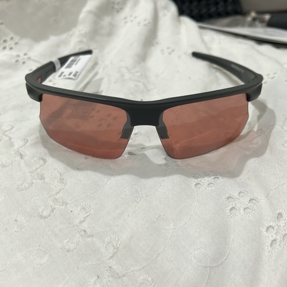 New Oakley Sunglasses - Picture 2 of 3
